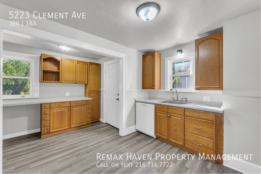 5223 Clement Ave, Maple Heights - Spacious 3-bed 1-bath single-family property image