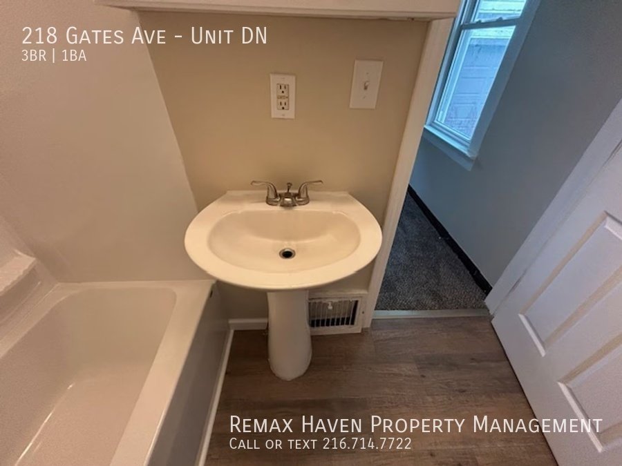 218 Gates Ave | DN, Elyria - Spacious 3-bed 1-bath multi-family home! property image