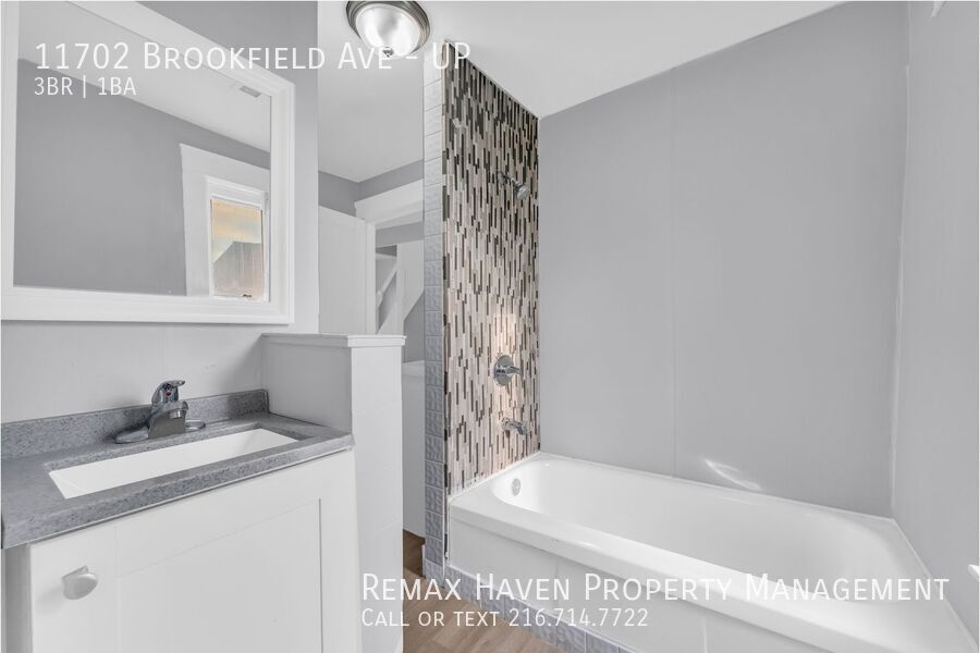 11702 Brookfield Ave | UP, Cleveland - Spacious 3-bed 1-bath multi-family home! property image