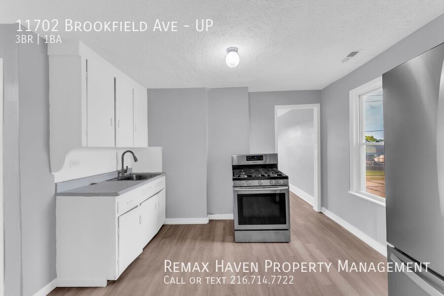 11702 Brookfield Ave | UP, Cleveland - Spacious 3-bed 1-bath multi-family home! property image