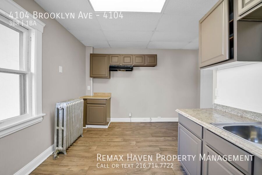 4104 Brooklyn Ave | Left Side, Cleveland - Spacious 3-bed 1-bath multi-family home! property image