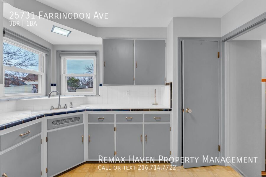 25731 Farringdon Ave, Euclid - Spacious 3-bed 1-bath single-family home! property image