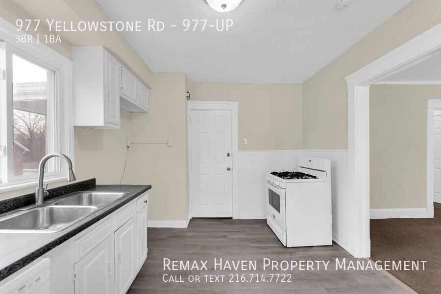 977 Yellowstone Rd | UP, Cleveland Heights - Spacious 3-bed 1-bath multi-family home! property image