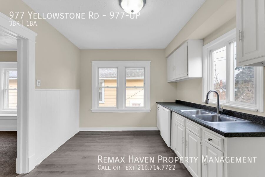 977 Yellowstone Rd | UP, Cleveland Heights - Spacious 3-bed 1-bath multi-family home! property image