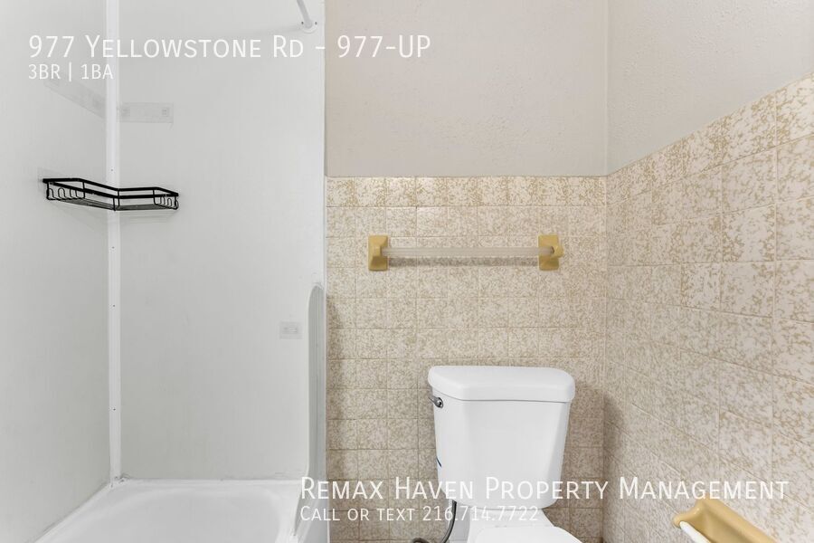 977 Yellowstone Rd | UP, Cleveland Heights - Spacious 3-bed 1-bath multi-family home! property image