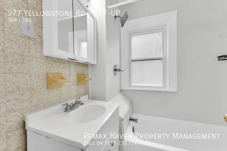 977 Yellowstone Rd | UP, Cleveland Heights - Spacious 3-bed 1-bath multi-family home! property image