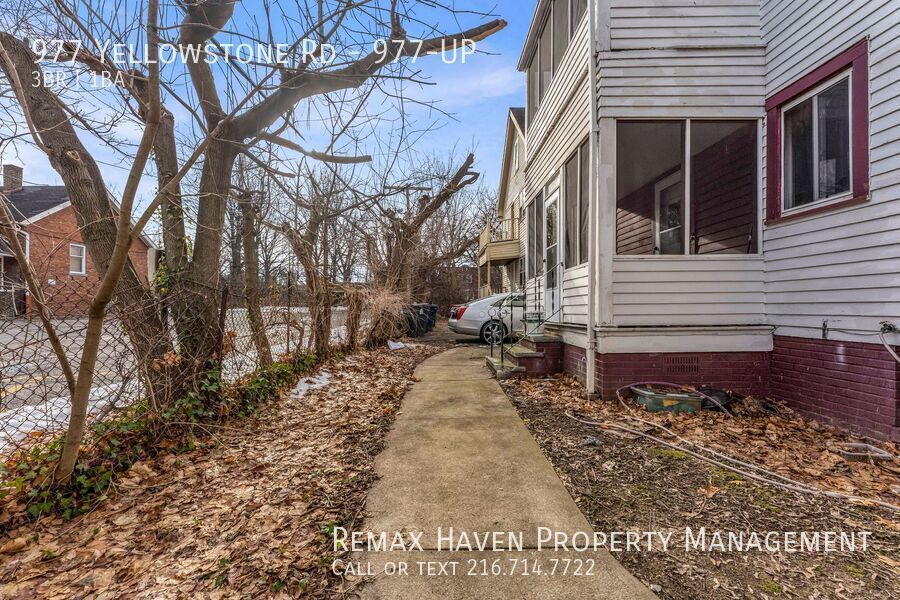 977 Yellowstone Rd | UP, Cleveland Heights - Spacious 3-bed 1-bath multi-family home! property image