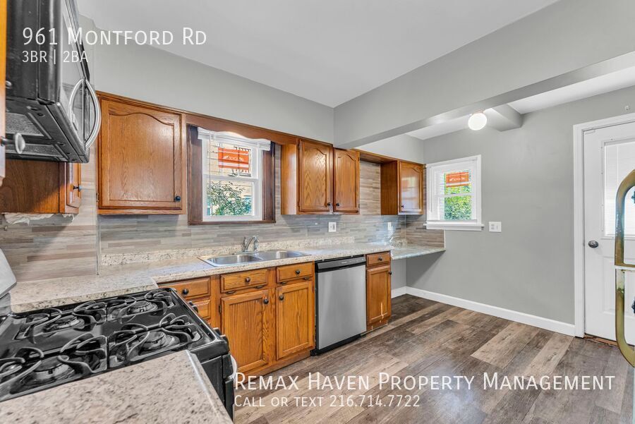 961 Montford Rd, Cleveland Heights - Spacious 3-bed 2-bath single-family home! property image