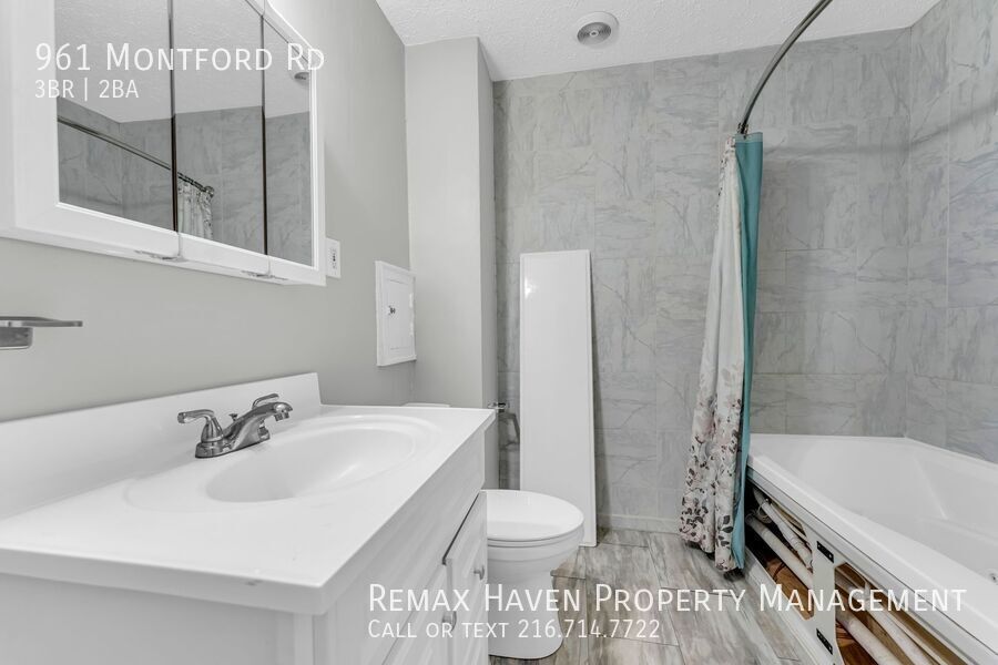 961 Montford Rd, Cleveland Heights - Spacious 3-bed 2-bath single-family home! property image