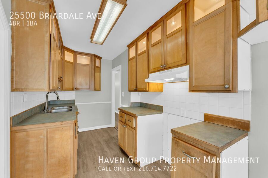 25500 Briardale Ave, Euclid - Spacious 4-bed 1 -bath single-family home! property image