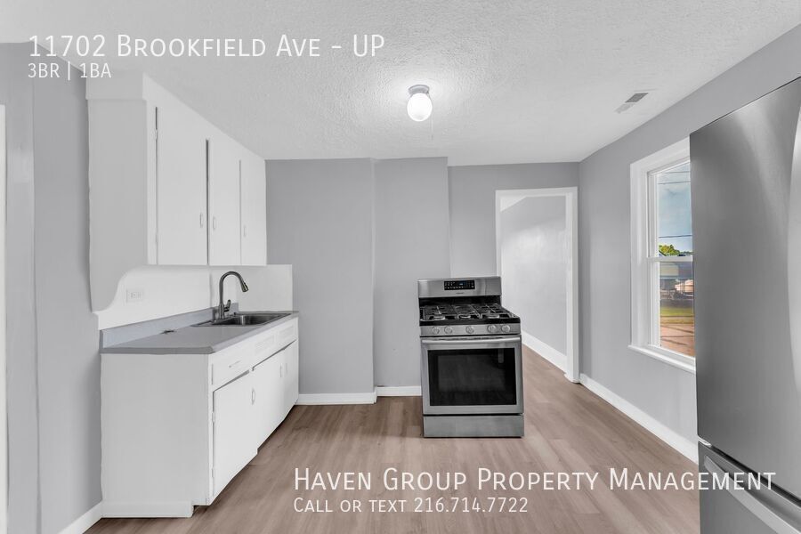 11702 Brookfield Ave | UP, Cleveland - Spacious 3-bed 1-bath multi-family home! property image