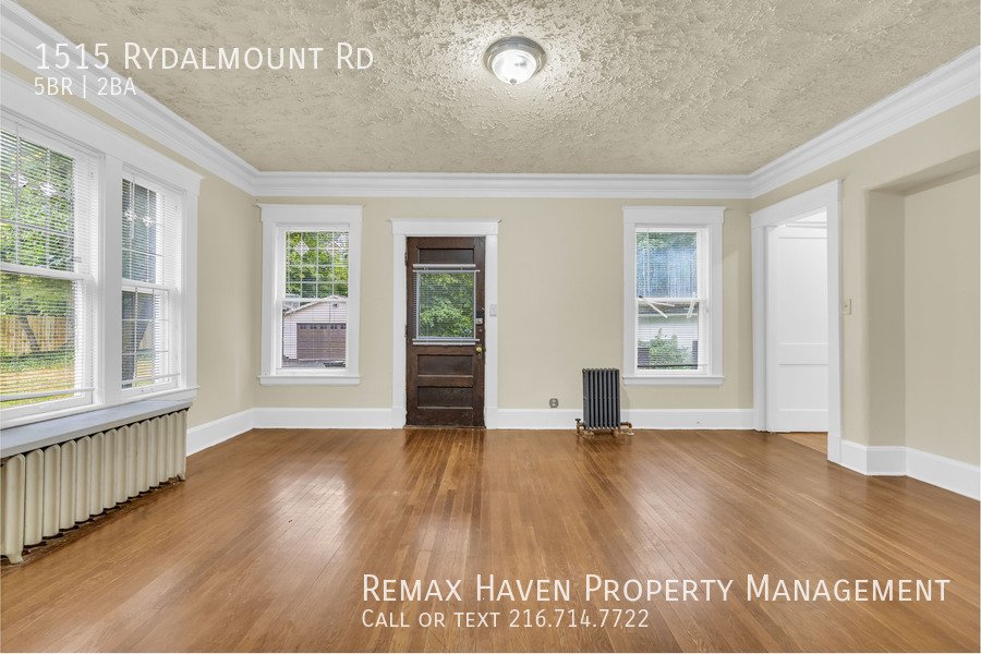 1515 Rydalmount Dr, Cleveland Heights - Spacious 5-bed 2-bath single-f property image