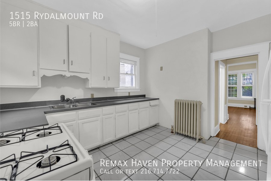 1515 Rydalmount Dr, Cleveland Heights - Spacious 5-bed 2-bath single-f property image