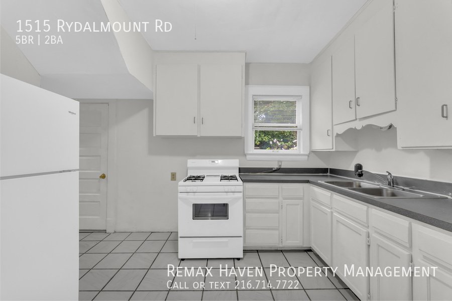 1515 Rydalmount Dr, Cleveland Heights - Spacious 5-bed 2-bath single-f property image