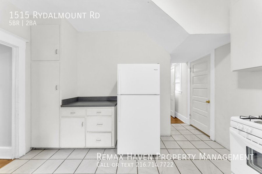 1515 Rydalmount Dr, Cleveland Heights - Spacious 5-bed 2-bath single-f property image