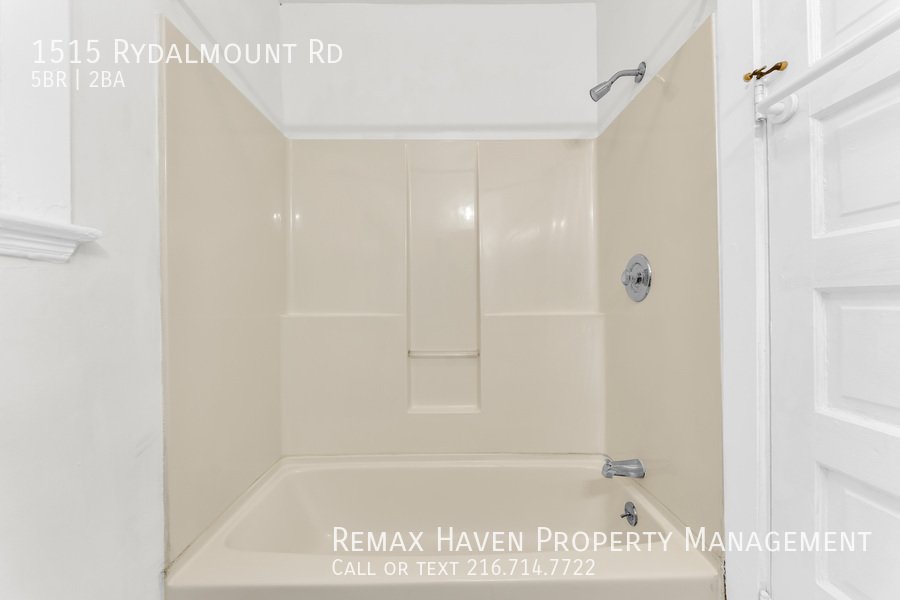 1515 Rydalmount Dr, Cleveland Heights - Spacious 5-bed 2-bath single-f property image