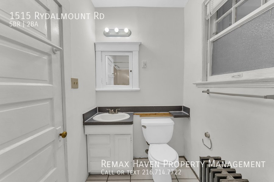 1515 Rydalmount Dr, Cleveland Heights - Spacious 5-bed 2-bath single-f property image