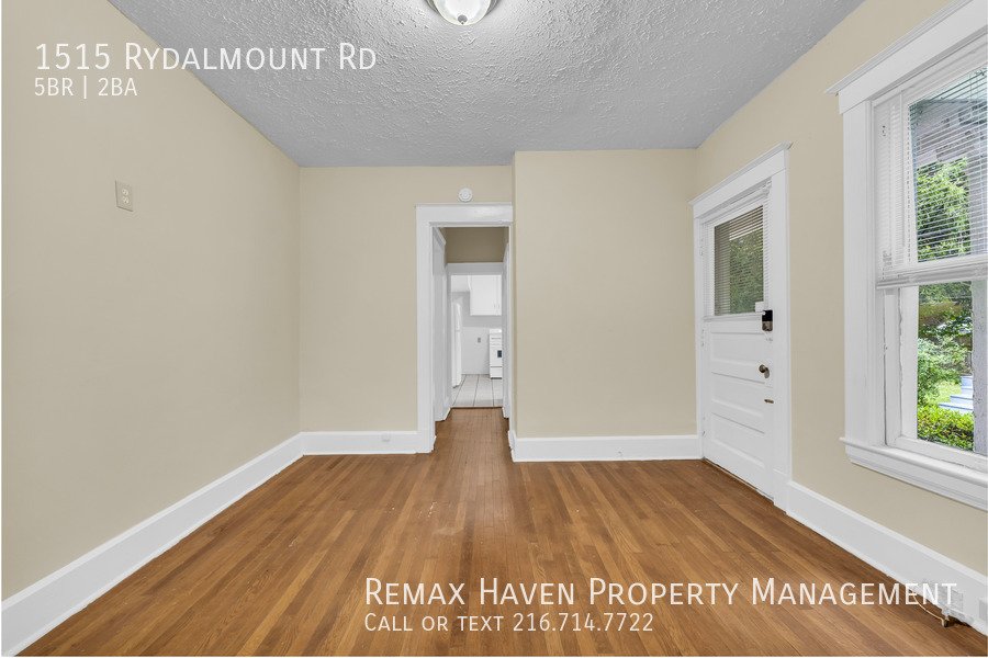 1515 Rydalmount Dr, Cleveland Heights - Spacious 5-bed 2-bath single-f property image