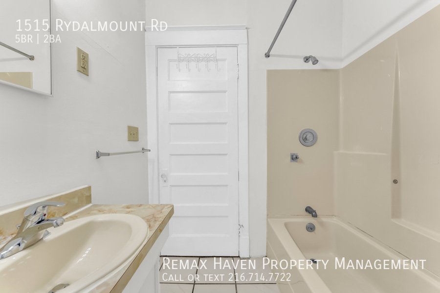 1515 Rydalmount Dr, Cleveland Heights - Spacious 5-bed 2-bath single-f property image