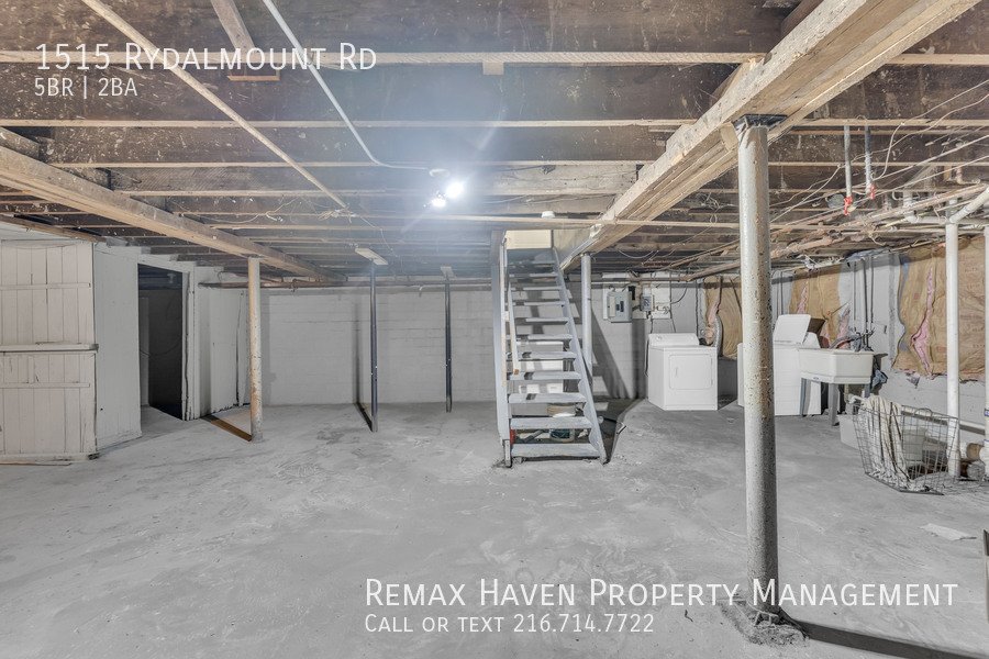 1515 Rydalmount Dr, Cleveland Heights - Spacious 5-bed 2-bath single-f property image