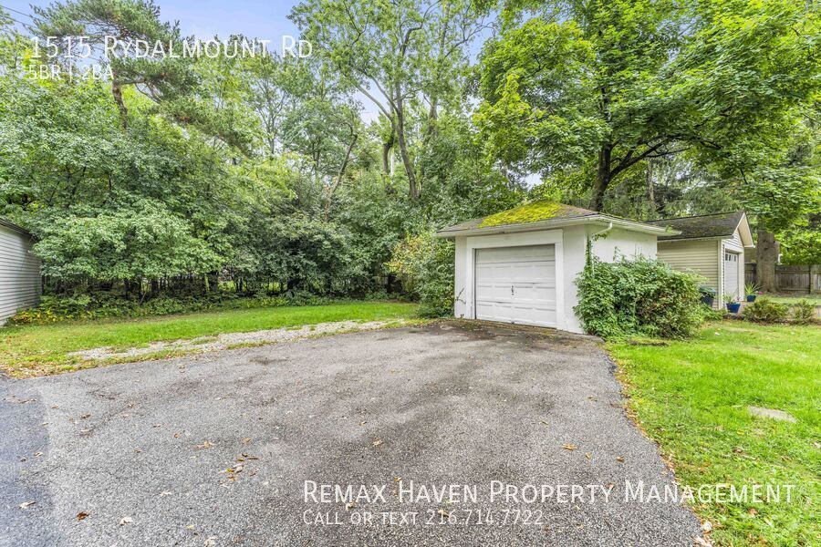 1515 Rydalmount Dr, Cleveland Heights - Spacious 5-bed 2-bath single-f property image