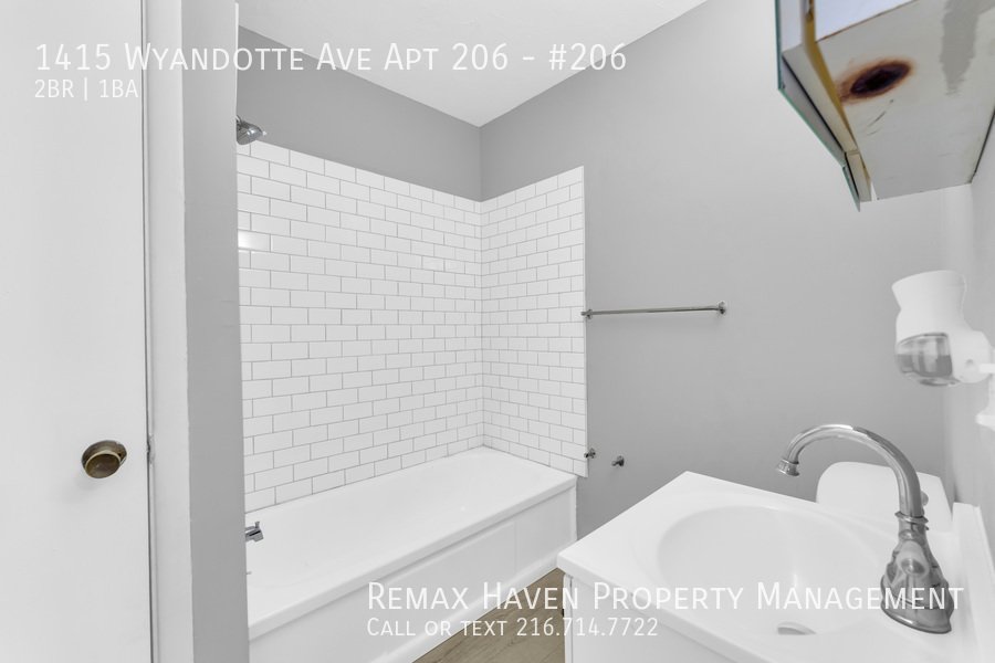1415 Wyandotte Ave | #206, Lakewood - Spacious 2-bed 1-bath multi-fami property image