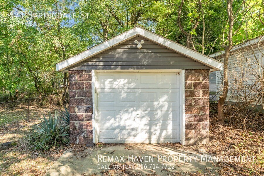 671 Springdale St, Akron - Spacious 2-bed 1-bath single-family home! property image