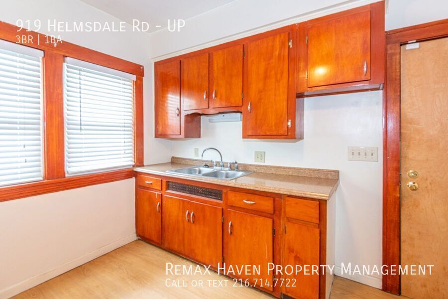 917 Helmsdale Rd | UP, Cleveland Heights - Spacious 3-bed 1-bath multi-family home!  property image