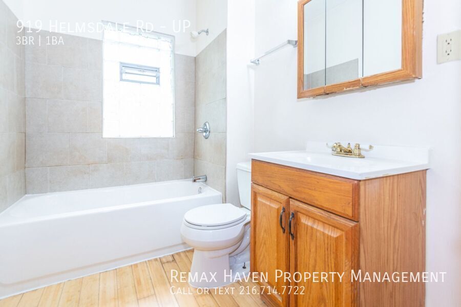 917 Helmsdale Rd | UP, Cleveland Heights - Spacious 3-bed 1-bath multi-family home!  property image