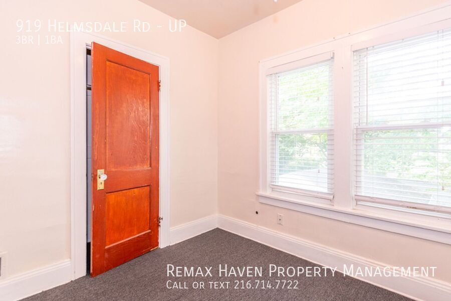 917 Helmsdale Rd | UP, Cleveland Heights - Spacious 3-bed 1-bath multi-family home!  property image