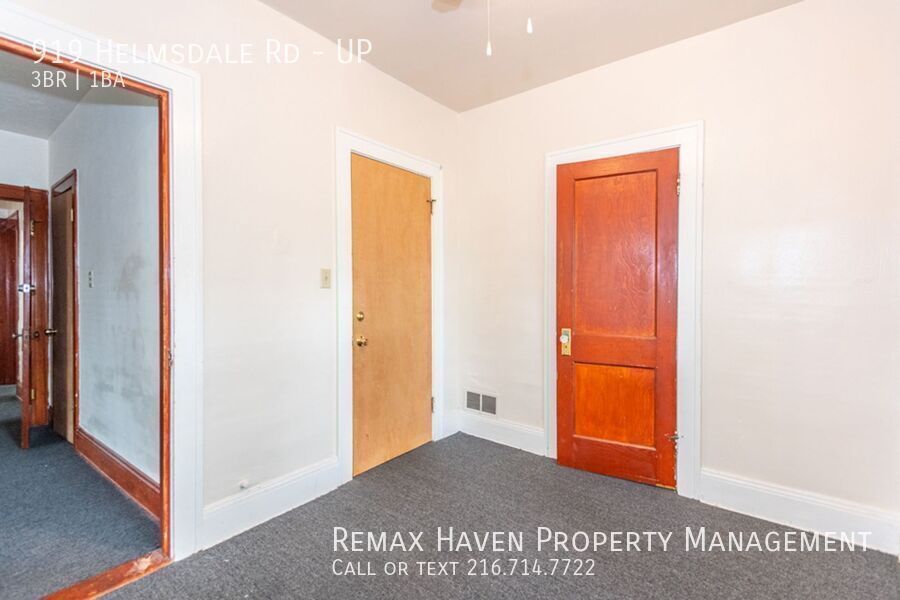 917 Helmsdale Rd | UP, Cleveland Heights - Spacious 3-bed 1-bath multi-family home!  property image