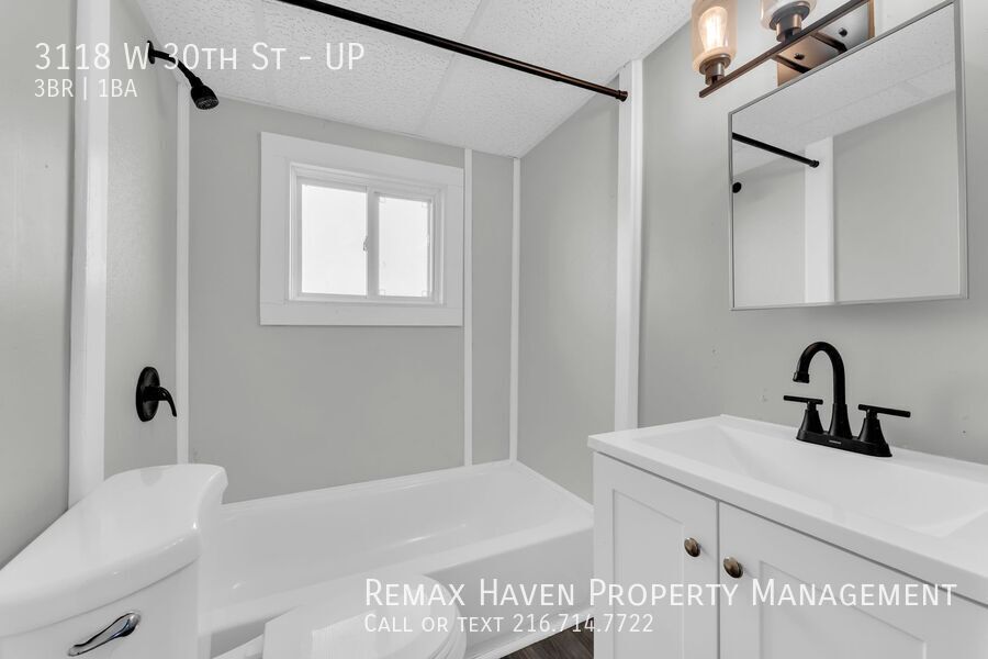 3118 W 30th St | UP, Cleveland - Spacious 3-bed 1-bath multi-family home! property image
