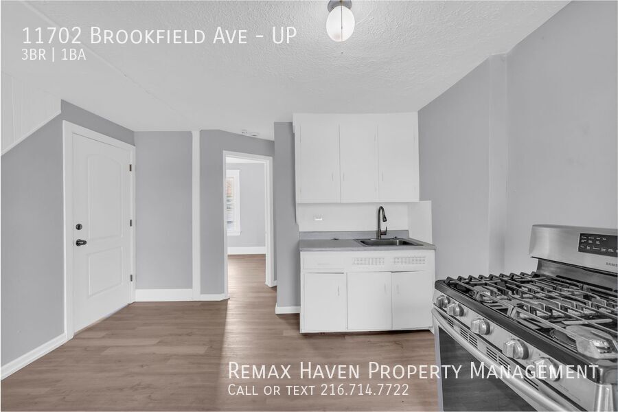 11702 Brookfield Ave | UP, Cleveland - Spacious 3-bed 1-bath multi-family home! property image