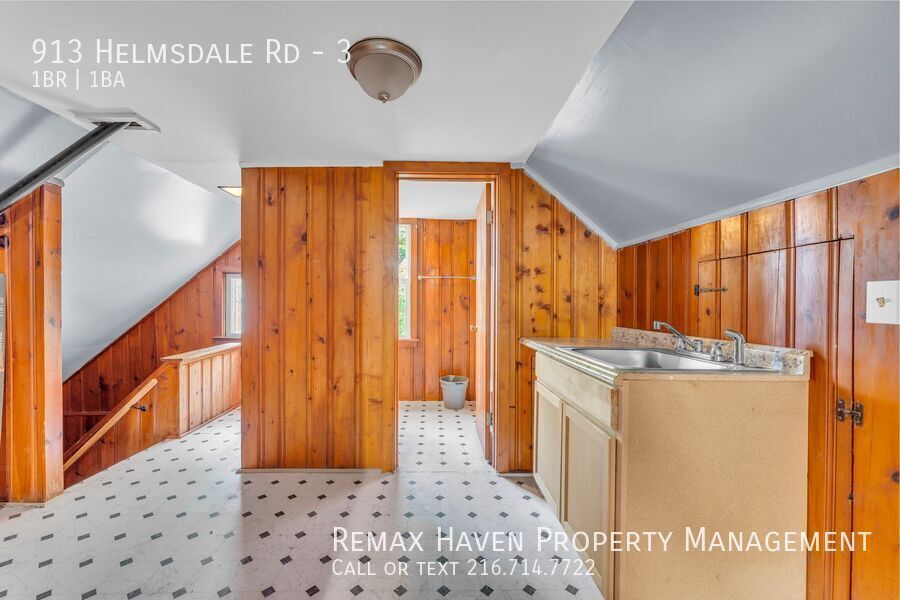 915 Helmsdale Rd | Unit 3, Cleveland Heights- Spacious 1 bed 1 bath multi-family home! property image