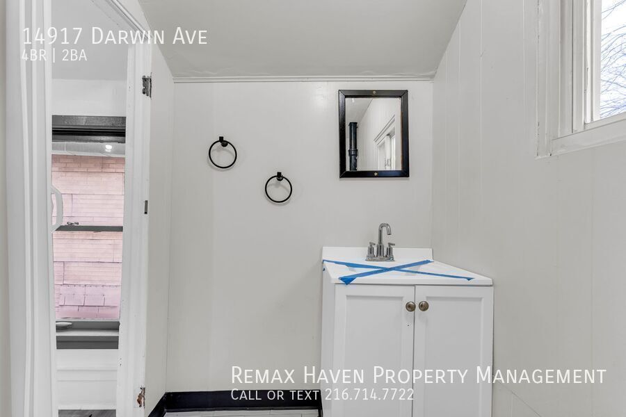 14917 Darwin Ave, Cleveland - Spacious 4-bed 2-bath single-family home! property image