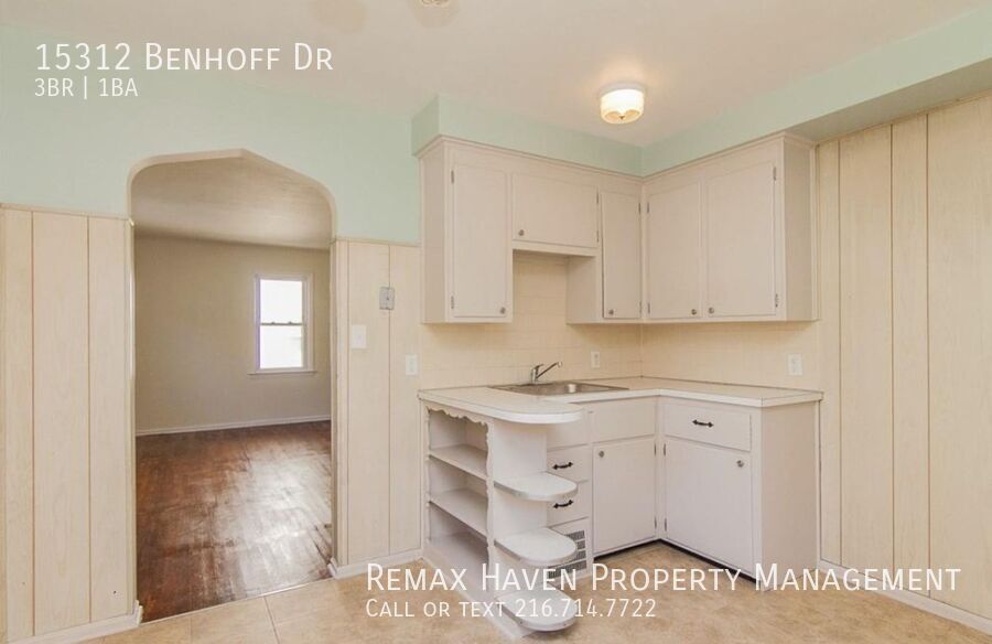 15312 Benhoff Dr, Maple Heights - Spacious 3-bed 1-bath single-family home! property image