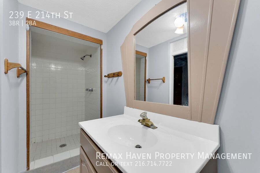 239 E 214th St, Euclid - Spacious 3-bed 2 -bath single-family home! property image