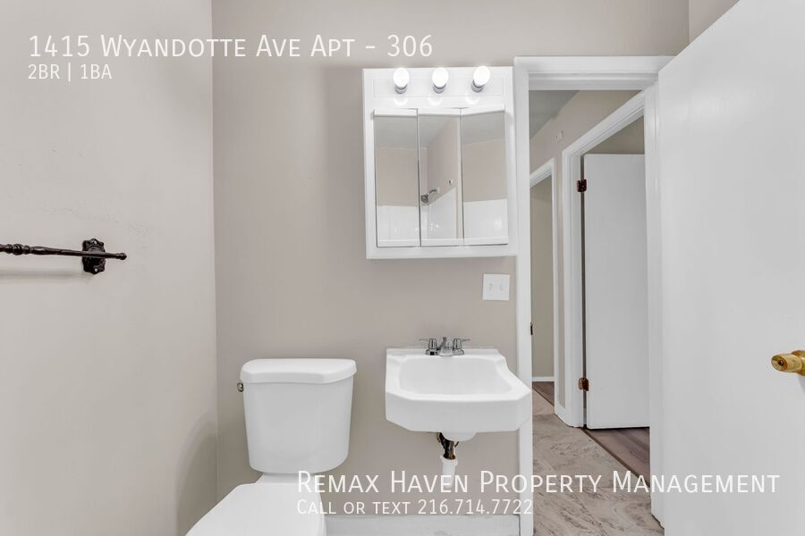 1415 Wyandotte Ave | Apt 306, Lakewood- Spacious 2 bed 1 bath apartment! - Heat Included property image