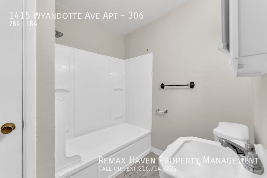 1415 Wyandotte Ave | Apt 306, Lakewood- Spacious 2 bed 1 bath apartment! - Heat Included property image