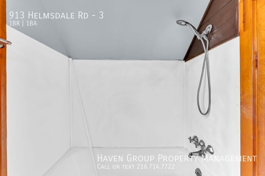 913 Helmsdale Rd | Unit 3, Cleveland Heights- Spacious 1 bed 1 bath multi-family home! property image