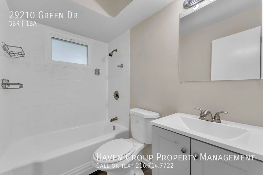 29210 Green Dr, Willowick - Spacious 3-bed 1-bath single-family home! property image