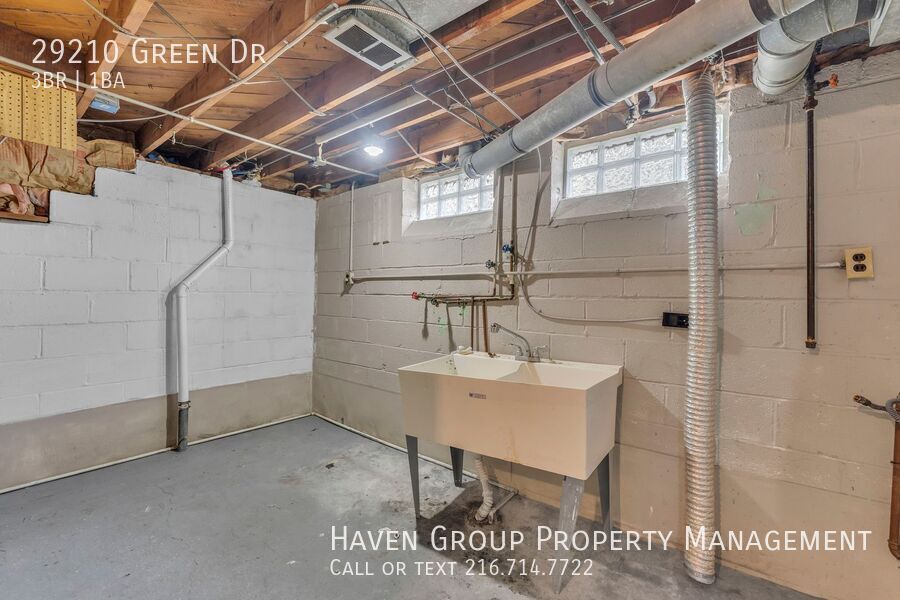 29210 Green Dr, Willowick - Spacious 3-bed 1-bath single-family home! property image