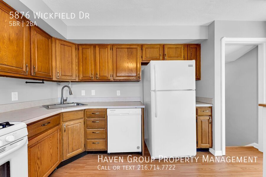 5876 Wickfield Dr, Parma Heights, OH 44130 - Spacious 5-bed 2-bath single-family home! property image