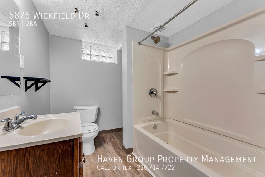 5876 Wickfield Dr, Parma Heights, OH 44130 - Spacious 5-bed 2-bath single-family home! property image