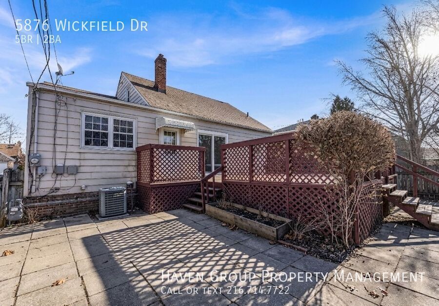 5876 Wickfield Dr, Parma Heights, OH 44130 - Spacious 5-bed 2-bath single-family home! property image