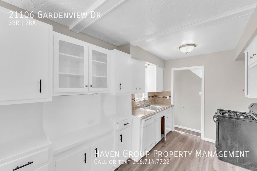 21106 Gardenview Dr, Maple Heights, Ohio, 44137- Spacious 3-bed 2-bath single-family home! property image