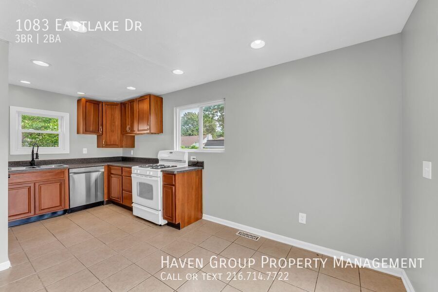 1083 Eastlake Dr, Eastlake, OH 44095 - Spacious 3-bed 1.5-bath single-family home! property image