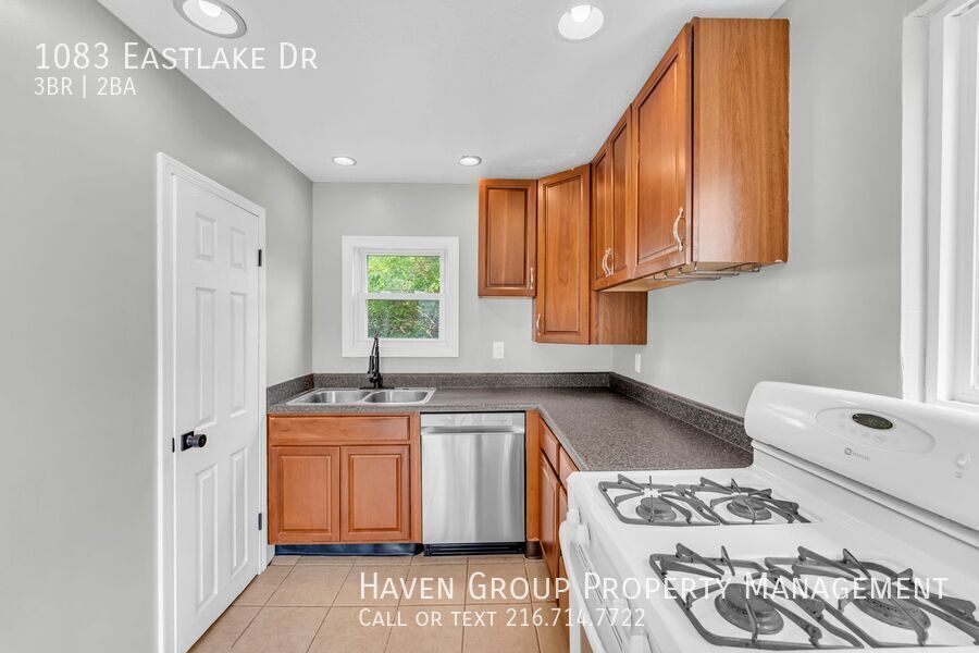 1083 Eastlake Dr, Eastlake, OH 44095 - Spacious 3-bed 1.5-bath single-family home! property image