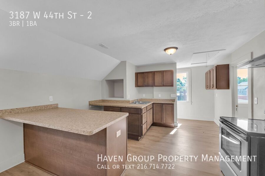 3187 W 44th St | Unit 2/UP, Cleveland, OH 44109- Spacious 3-bed 1-bath multi-family home! property image